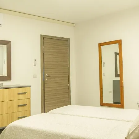 Central Bright & Modern 2 Bdr Apart - Happy Apartament